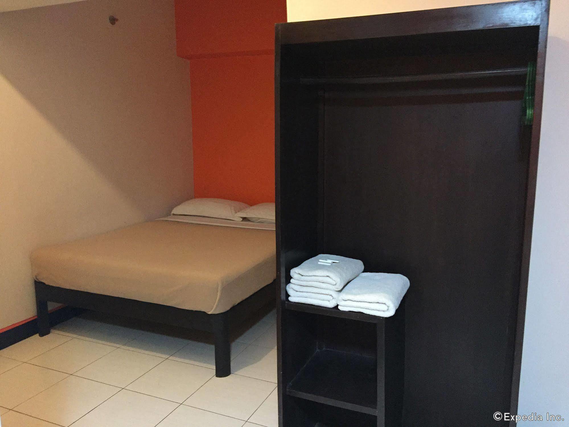 Negrense Suites Bacolod Extérieur photo